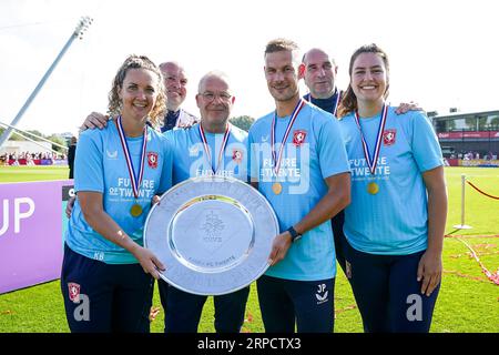 Amsterdam, Niederlande. September 2023. AMSTERDAM, NIEDERLANDE - 2. SEPTEMBER: Trainer Joran Pot vom FC Twente, Assistenztrainer Kirsten Bakker vom FC Twente und ihre Mitarbeiter posieren mit der Supercup Trophy nach dem KNVB Supercup-Spiel der niederländischen Frauen zwischen AFC Ajax und FC Twente im Sportpark de Toekomst am 2. September 2023 in Amsterdam, Niederlande (Foto: Rene Nijhuis/Orange Pictures) Credit: Orange Pics BV/Alamy Live News Stockfoto