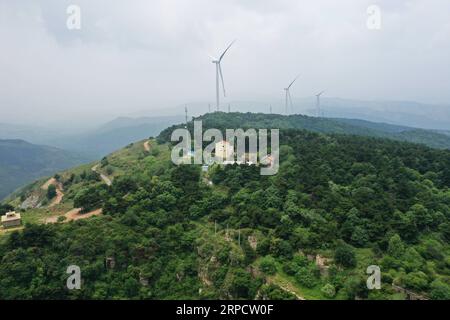 (190713) -- ZHANGZI, 13. Juli 2019 -- Luftaufnahme vom 12. Juli 2019 zeigt die Waldpatrouillenstation am Mount Fajiu, 25 km westlich des Zhangzi County, nordchinesische Provinz Shanxi. Auf dem Mount Fajiu gibt es eine Waldwaldstation, wo die Waldbedeckung fast 90 Prozent beträgt. Herr He Xiaohong ist seit seinem 19. Lebensjahr seit 34 Jahren im Forstschutz tätig. Zusammen mit seinen Arbeitskollegen muss er das ganze Jahr über zweimal vom frühen Morgen bis zum Abend patrouillieren, um sicherzustellen, dass sich die Wälder in einer guten Lage befinden. Unter ihrem Schutz gab es keine wilden Feuerunfälle Stockfoto