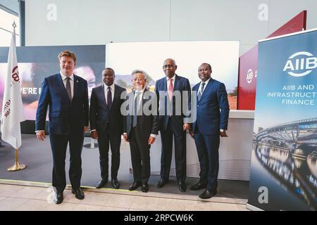 (190713) -- LUXEMBURG, 13. Juli 2019 -- Jin Liqun (C), Präsident der Asian Infrastructure Investment Bank (AIIB), Romuald Wadagni (2. L), Benins Wirtschafts- und Finanzminister Ilyas Moussa Dawaleh (2. R), Wirtschafts- und Finanzminister, zuständig für Industrie in Dschibuti, Uzziel Ndagijimana (1. R), ruandischer Minister für Finanzen und Wirtschaftsplanung, posiert für ein Gruppenfoto während der vierten Jahrestagung der AIIB in Luxemburg am 13. Juli 2019. Die von China initiierte Asian Infrastructure Investment Bank (AIIB) hat am Samstag die Mitgliedschaft von Benin, Dschibuti und Ruanda genehmigt und die AIIB eingebracht Stockfoto