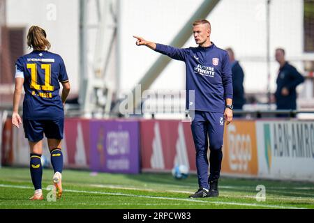 AMSTERDAM, NIEDERLANDE - 2. SEPTEMBER: Trainer Joran Pot vom FC Twente zeigt beim niederländischen KNVB Supercup-Spiel der Frauen zwischen AFC Ajax und FC Twente im Sportpark de Toekomst am 2. September 2023 in Amsterdam, Niederlande (Foto: Rene Nijhuis/Orange Pictures) Stockfoto