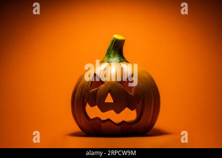 Halloween-Dekoration mit solidem Hintergrund Stockfoto