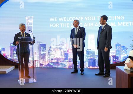 (190713) -- LUXEMBURG, 13. Juli 2019 -- Jin Liqun (L), Präsident der Asiatischen Infrastrukturinvestitionsbank (AIIB), hält eine Rede bei der Übergabe der Jahrestagung während der vierten Jahrestagung der AIIB am 13. Juli 2019 in Luxemburg. Die von China initiierte Asian Infrastructure Investment Bank (AIIB) hat am Samstag die Mitgliedschaft von Benin, Dschibuti und Ruanda genehmigt, wodurch die insgesamt genehmigte Mitgliedschaft der AIIB auf 100 gestiegen ist. Der Beschluss wurde vom Gouverneursrat der AIIB auf seiner vierten Jahrestagung in Luxemburg einstimmig gefasst. In der Zwischenzeit ist das AIIB Board of Governors ele Stockfoto