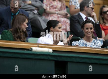 (190714) -- LONDON, 14. Juli 2019 -- Catherine, Herzogin von Cambridge, Meghan, Herzogin von Sussex und Pippa Middleton (L bis R) werden in der Royal Box während des Finalspiels der Frauen zwischen Simona Halep aus Rumänien und Serena Williams aus den Vereinigten Staaten bei den Wimbledon Tennis Championships 2019 in London, Großbritannien, am 13. Juli 2019 gesehen. (SP)BRITAIN-LONDON-TENNIS-WIMBLEDON CHAMPIONSHIPS 2019-FRAUEN S EINZEL-FINALE HANXYAN PUBLICATIONXNOTXINXCHN Stockfoto