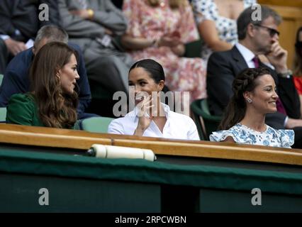 (190714) -- LONDON, 14. Juli 2019 -- Catherine, Herzogin von Cambridge, Meghan, Herzogin von Sussex und Pippa Middleton (L bis R) werden in der Royal Box während des Finalspiels der Frauen zwischen Simona Halep aus Rumänien und Serena Williams aus den Vereinigten Staaten bei den Wimbledon Tennis Championships 2019 in London, Großbritannien, am 13. Juli 2019 gesehen. (SP)BRITAIN-LONDON-TENNIS-WIMBLEDON CHAMPIONSHIPS 2019-FRAUEN S EINZEL-FINALE HANXYAN PUBLICATIONXNOTXINXCHN Stockfoto