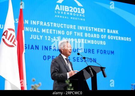 (190713) -- LUXEMBURG, 13. Juli 2019 -- Jin Liqun, Präsident der Asian Infrastructure Investment Bank (AIIB), hält eine Rede auf dem Asian Infrastructure Forum während der vierten Jahrestagung der AIIB am 13. Juli 2019 in Luxemburg. Die von China initiierte Asian Infrastructure Investment Bank (AIIB) hat am Samstag die Mitgliedschaft von Benin, Dschibuti und Ruanda genehmigt, wodurch die insgesamt genehmigte Mitgliedschaft der AIIB auf 100 gestiegen ist. Der Beschluss wurde vom Gouverneursrat der AIIB auf seiner vierten Jahrestagung in Luxemburg einstimmig gefasst. In der Zwischenzeit wählte der Gouverneursrat der AIIB den chinesischen Finanzminist Stockfoto