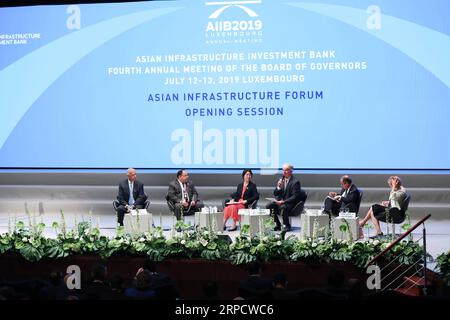 (190713) -- LUXEMBURG, 13. Juli 2019 -- Delegierte nehmen am Asiatischen Infrastrukturforum während der vierten Jahrestagung der Asiatischen Infrastrukturinvestitionsbank (AIIB) am 13. Juli 2019 in Luxemburg Teil. Die von China initiierte Asian Infrastructure Investment Bank (AIIB) hat am Samstag die Mitgliedschaft von Benin, Dschibuti und Ruanda genehmigt, wodurch die insgesamt genehmigte Mitgliedschaft der AIIB auf 100 gestiegen ist. Der Beschluss wurde vom Gouverneursrat der AIIB auf seiner vierten Jahrestagung in Luxemburg einstimmig gefasst. In der Zwischenzeit wählte der Gouverneursrat der AIIB den chinesischen Finanzminister Liu Kun zum Vorsitzenden des Ebers Stockfoto