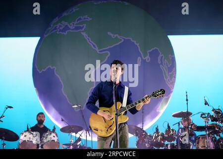 (190713) -- LISSABON, 13. Juli 2019 -- die amerikanische Band Vampire Weekend tritt am zweiten Tag des NOS Alive 2019 Musikfestivals in Lissabon, Portugal, 12. Juli 2019 auf. ) PORTUGAL-LISSABON-NOS ALIVE-MUSIC FESTIVAL PETROXFIUZA PUBLICATIONXNOTXINXCHN Stockfoto