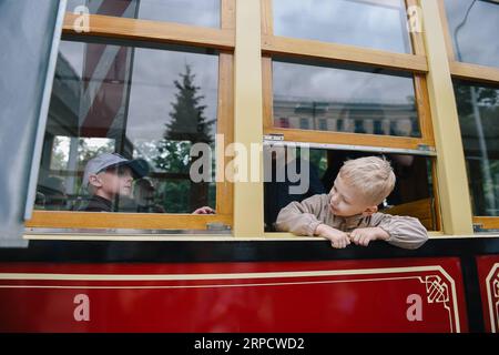 (190713) -- MOSKAU, 13. Juli 2019 (Xinhua) -- Kinder besuchen eine alte Straßenbahn auf einer Straßenausstellung während des Moskauer Verkehrstages in Moskau, Russland, am 13. Juli 2019. Die Straßenbahnausstellung zeigte Generationen von Moskauer Straßenbahnen, um den 147. Jahrestag des Moskauer Straßenbahnsystems zu feiern. (Xinhua/Evgeny Sinitsyn) RUSSLAND-MOSKAU-TRANSPORT-TAG PUBLICATIONxNOTxINxCHN Stockfoto