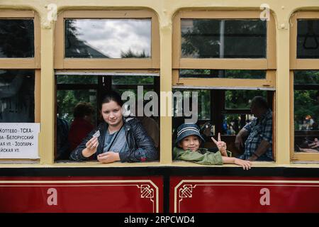 (190713) -- MOSKAU, 13. Juli 2019 (Xinhua) -- Kinder besuchen eine alte Straßenbahn auf einer Straßenausstellung während des Moskauer Verkehrstages in Moskau, Russland, am 13. Juli 2019. Die Straßenbahnausstellung zeigte Generationen von Moskauer Straßenbahnen, um den 147. Jahrestag des Moskauer Straßenbahnsystems zu feiern. (Xinhua/Evgeny Sinitsyn) RUSSLAND-MOSKAU-TRANSPORT-TAG PUBLICATIONxNOTxINxCHN Stockfoto