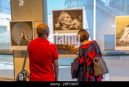 (190714) -- SAN FRANCISCO, 14. Juli 2019 (Xinhua) -- Besucher sehen Fotos während einer Fotoausstellung anlässlich des 40. Jahrestages der Gründung der diplomatischen Beziehungen zwischen China und den USA in der San Francisco Public Library in San Francisco, USA, 12. Juli 2019. Die Ausstellung präsentierte etwa 400 Fotos von 158 chinesischen und amerikanischen Fotografen in der US Bay Area, China und anderen Ländern, darunter auch mit Mobiltelefonen. Sechsundvierzig Gewinner erhielten die Preise des ersten, zweiten und dritten Preises. (XINHUA) U.S.-SAN FRANCISCO-PHOTO EXHIBITION-CHINA-40 JAHRE PUBLICATIO Stockfoto