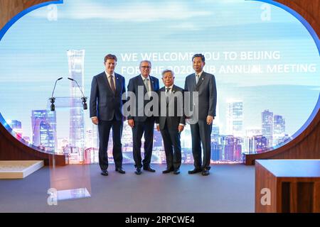 (190713) -- LUXEMBURG, 13. Juli 2019 -- Jin Liqun (2. R), Präsident der Asian Infrastructure Investment Bank (AIIB), chinesischer Finanzminister Liu Kun (1. R) und Pierre Gramegna (2. L), luxemburgischer Finanzminister, posieren Sie für ein Gruppenfoto bei der Übergabe der Jahrestagung während der vierten Jahrestagung der AIIB in Luxemburg, 13. Juli 2019. Die von China initiierte Asian Infrastructure Investment Bank (AIIB) hat am Samstag die Mitgliedschaft von Benin, Dschibuti und Ruanda genehmigt, wodurch die insgesamt genehmigte Mitgliedschaft der AIIB auf 100 gestiegen ist. Die Entscheidung wurde einstimmig von AIIB s B getroffen Stockfoto