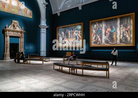 London, Großbritannien - 17. April 2022: Die Raphael Cartoons Galerie im Victoria and Albert Museum, London. Renaissance-Entwürfe für Wandteppiche, in Auftrag gegeben Stockfoto