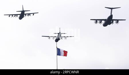 (190714) -- PARIS, 14. Juli 2019 -- französische Militärflugzeuge fliegen während der jährlichen Militärparade am Bastillentag in Paris, Frankreich, am 14. Juli 2019 über die Pyramide des Louvre. ) FRANKREICH-PARIS-BASTILLE-TAGESPARADE GaoxJing PUBLICATIONxNOTxINxCHN Stockfoto