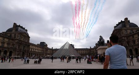 (190714) -- PARIS, 14. Juli 2019 -- die Patrouille de France überquert die Pyramide des Louvre während der jährlichen Militärparade am Bastille-Tag in Paris, Frankreich, am 14. Juli 2019. ) FRANKREICH-PARIS-BASTILLE-TAGESPARADE GaoxJing PUBLICATIONxNOTxINxCHN Stockfoto