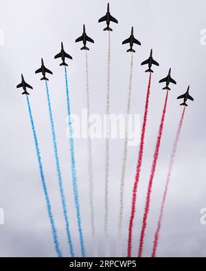 (190714) -- PARIS, 14. Juli 2019 -- die Patrouille de France spielt während der jährlichen Militärparade am Bastille Day in Paris, Frankreich, am 14. Juli 2019. ) FRANKREICH-PARIS-BASTILLE-TAGESPARADE GaoxJing PUBLICATIONxNOTxINxCHN Stockfoto