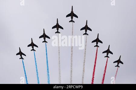 (190714) -- PARIS, 14. Juli 2019 -- die Patrouille de France spielt während der jährlichen Militärparade am Bastille Day in Paris, Frankreich, am 14. Juli 2019. ) FRANKREICH-PARIS-BASTILLE-TAGESPARADE GaoxJing PUBLICATIONxNOTxINxCHN Stockfoto