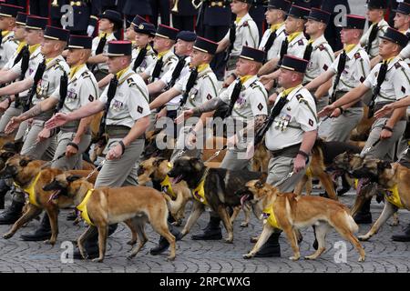 (190714) -- PARIS, 14. Juli 2019 -- Militärmitglieder marschieren während der jährlichen Militärparade am Bastille-Tag in Paris, Frankreich, 14. Juli 2019. Jack Chan) FRANKREICH-PARIS-BASTILLE TAGESPARADE JiexKe¤chen PUBLICATIONxNOTxINxCHN Stockfoto