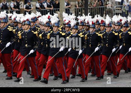 (190714) -- PARIS, 14. Juli 2019 -- Militärmitglieder marschieren während der jährlichen Militärparade am Bastille-Tag in Paris, Frankreich, 14. Juli 2019. Jack Chan) FRANKREICH-PARIS-BASTILLE TAGESPARADE JiexKe¤chen PUBLICATIONxNOTxINxCHN Stockfoto