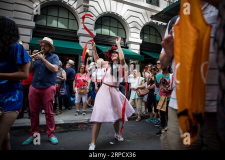 (190714) -- NEW YORK, 14. Juli 2019 (Xinhua) -- Mitglieder der Hungry March Band treten während der Bastille Day Celebration des French Institute Alliance Francaise (FIAF) in New York, USA, am 14. Juli 2019 auf. Der Tag der Bastille, auch bekannt als französischer Nationalfeiertag, erinnert an den Beginn der Französischen Revolution und den Sturm auf die Bastille in Paris am 14. Juli 1789. (Xinhua/Michael Nagle) USA-NEW YORK-BASTILLE-TAG FEIER PUBLICATIONxNOTxINxCHN Stockfoto