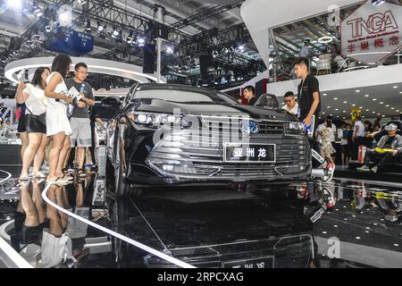 (190715) -- CHANGCHUN, 15. Juli 2019 -- Besucher sehen einen Avalon am Stand des Joint Ventures der FAW Group und Toyota während der 16. China Changchun International Automobile Expo in Changchun, nordöstliche Provinz Jilin, 13. Juli 2019. Auf der Expo sind insgesamt 61 Fahrzeugtypen von 7 Marken der China FAW Group zu sehen. ) CHINA-JILIN-CHANGCHUN-AUTOMOBILE EXPO-FAW (CN) XUXCHANG PUBLICATIONXNOTXINXCHN Stockfoto