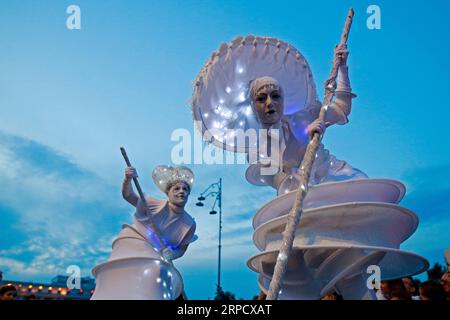 (190715) -- PEKING, 15. Juli 2019 -- Künstler treten während des 11. B-Fit in the Street International Street Theater Festivals in Bukarest, Hauptstadt Rumäniens, 13. Juli 2019 auf. ) XINHUA FOTOS DES TAGES CristianxCristel PUBLICATIONxNOTxINxCHN Stockfoto