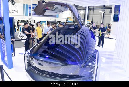 (190715) -- CHANGCHUN, 15. Juli 2019 -- Besucher sehen ein E2-KONZEPTAUTO von Bestune, einer Marke der FAW Group, während der 16. China Changchun International Automobile Expo in Changchun, nordöstliche Provinz Jilin, 13. Juli 2019. Auf der Expo sind insgesamt 61 Fahrzeugtypen von 7 Marken der China FAW Group zu sehen. ) CHINA-JILIN-CHANGCHUN-AUTOMOBILE EXPO-FAW (CN) XUXCHANG PUBLICATIONXNOTXINXCHN Stockfoto