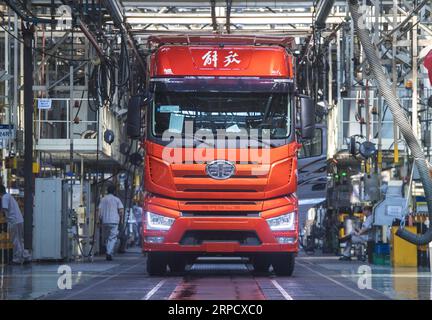 (190715) -- CHANGCHUN, 15. Juli 2019 -- Foto vom 12. Juni 2019 zeigt einen FAW Jiefang J7-Lkw, der bereit ist, von der Montagelinie in Changchun, der Hauptstadt der nordöstlichen chinesischen Provinz Jilin, abzurollen. Chinas BIP stieg im ersten Halbjahr 2019 um 6,3 Prozent gegenüber dem Vorjahr auf etwa 45,09 Billionen Yuan (etwa 6,6 Billionen US-Dollar), wie Daten des National Bureau of Statistics am Montag zeigten. Das Wachstum entsprach dem für 2019 festgelegten Jahresziel der Regierung von 6-6,5 Prozent. Im zweiten Quartal stieg das BIP des Landes im Vergleich zum Vorjahr um 6,2 Prozent, im ersten Quartal um weniger als 6,4 Prozent. Stockfoto