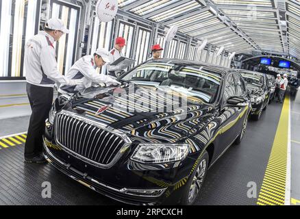 (190715) -- CHANGCHUN, 15. Juli 2019 -- Mitarbeiter überprüfen FAW s Hongqi Autos in einer Montagewerkstatt in Changchun, Hauptstadt der nordöstlichen chinesischen Provinz Jilin, 9. April 2019. Chinas BIP stieg im ersten Halbjahr 2019 um 6,3 Prozent gegenüber dem Vorjahr auf etwa 45,09 Billionen Yuan (etwa 6,6 Billionen US-Dollar), wie Daten des National Bureau of Statistics am Montag zeigten. Das Wachstum entsprach dem für 2019 festgelegten Jahresziel der Regierung von 6-6,5 Prozent. Im zweiten Quartal stieg das BIP des Landes gegenüber dem Vorjahr um 6,2 Prozent, was laut der unter 6,4 Prozent im ersten Quartal lag Stockfoto