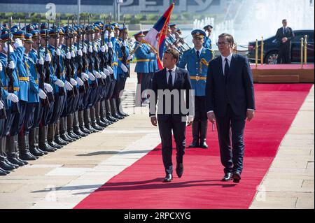 (190716) -- BELGRAD, 16. Juli 2019 -- der französische Präsident Emmanuel Macron (L, Front), begleitet von seinem serbischen Amtskollegen Aleksandar Vucic, berichtet über eine militärische Ehrenwache während einer offiziellen Begrüßungszeremonie in Belgrad, Serbien, 15. Juli 2019. Macron kam in der serbischen Hauptstadt zu einem zweitägigen offiziellen Besuch an. Predrag Milosavljevic) SERBIEN-BELGRAD-FRANKREICH-PRÄSIDENT-BESUCH ShixZhongyu PUBLICATIONxNOTxINxCHN Stockfoto