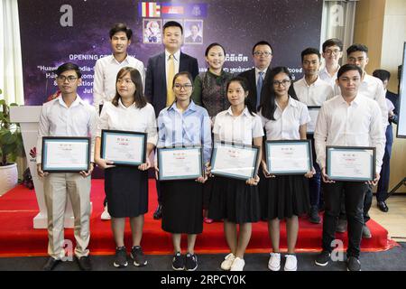 (190715) -- PHNOM PENH, 15. Juli 2019 (Xinhua) -- Li an (4. L, hinten), Wirtschafts- und Handelsberater der chinesischen Botschaft in Kambodscha, Kim Sethany (3. L, hinten), Staatssekretär des kambodschanischen Ministeriums für Bildung, Jugend und Sport, und Mark Wong, Chief Executive Officer von Huawei Cambodia (2. L, hinten) posiert für ein Gruppenfoto mit kambodschanischen Studenten bei einer Stipendienverleihung in Phnom Penh, Kambodscha, 15. Juli 2019. Die vierte Reihe von zehn jungen kambodschanischen Talenten wird unter t in China einen zwölftägigen Ausbildungskurs im Bereich der Informations- und Kommunikationstechnologie (IKT) absolvieren Stockfoto