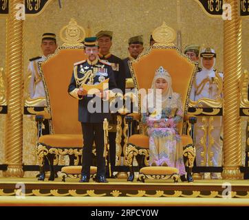 (190716) -- BANDAR SERI BEGAWAN, 16. Juli 2019 (Xinhua) -- Brunei s Sultan Haji Hassanal Bolkiah (L, Front) hält eine Rede während seiner Geburtstagsfeier im Istana Nurul Iman, Bruneis Königspalast, in Bandar Seri Begawan, Brunei, 15. Juli 2019. Brunei feierte den 73. Geburtstag des Sultan Haji Hassanal Bolkiah mit verschiedenen Aktivitäten, darunter eine zeremonielle Parade und ein großes Staatsbankett am Montag. Der Sultan Birthday ist eine jährlich stattfindende nationale Veranstaltung, die in der Regel etwa einen Monat dauerte. (Xinhua/Jeffrey Wong) BRUNEI-BANDAR SERI BEGAWAN-ROYAL BIRTHDAY-CELEBRATION PUBLICATIONxNOTxINxCHN Stockfoto