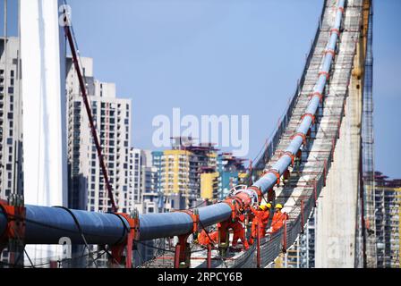 (190716) -- PEKING, 16. Juli 2019 -- Arbeiter arbeiten auf der Baustelle der Egongyan-Brücke für das Stadtbahnsystem in der südwestchinesischen Gemeinde Chongqing, 9. Juli 2019. ) XINHUA FOTOS DES TAGES WangxQuanchao PUBLICATIONxNOTxINxCHN Stockfoto