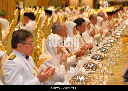 (190716) - BANDAR SERI BEGAWAN, 16. Juli 2019 (Xinhua) - hochrangige Regierungsbeamte und andere geladene Gäste nehmen an einem Staatsbankett zur Feier des 73. Geburtstages von Brunei Sultan Haji Hassanal Bolkiah in Istana Nurul Iman, dem königlichen Palast, in Bandar Seri Begawan, Hauptstadt von Brunei, 15. Juli 2019 Teil. Rund 4.000 Personen aus Mitgliedern der königlichen Familien, Staatswürdenträgern und ausländischen diplomatischen Korps sowie ausländische geladene Gäste nahmen an einem großen Staatsbankett im Zusammenhang mit dem 73. Geburtstag des Sultans am Montagabend im königlichen Palast Istana Nurul Iman Teil. B Stockfoto