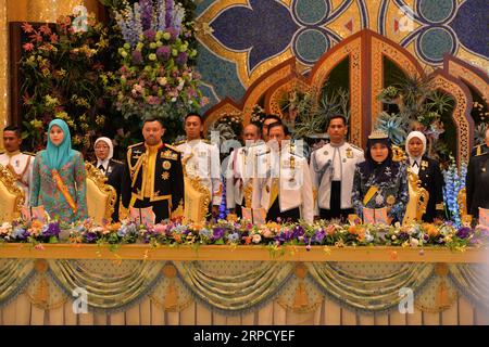 (190716) -- BANDAR SERI BEGAWAN, 16. Juli 2019 (Xinhua) -- Brunei s Sultan Haji Hassanal Bolkiah (2. R, Front) nimmt an einem Staatsbankett Teil, um seinen 73. Geburtstag mit anderen Mitgliedern der königlichen Familie in Istana Nurul Iman, dem königlichen Palast, in Bandar Seri Begawan, der Hauptstadt von Brunei, am 15. Juli 2019 zu feiern. Rund 4.000 Personen aus Mitgliedern der königlichen Familien, Staatswürdenträgern und ausländischen diplomatischen Korps sowie ausländische geladene Gäste nahmen an einem großen Staatsbankett im Zusammenhang mit dem 73. Geburtstag des Sultans am Montagabend im königlichen Palast Istana Nurul Ima Teil Stockfoto