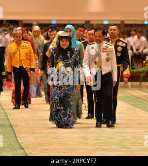 (190716) -- BANDAR SERI BEGAWAN, 16. Juli 2019 (Xinhua) -- Brunei s Sultan Haji Hassanal Bolkiah (R, Front) nimmt an einem Staatsbankett zur Feier seines 73. Geburtstages in Istana Nurul Iman, dem königlichen Palast, in Bandar Seri Begawan, Hauptstadt von Brunei, am 15. Juli 2019 Teil. Rund 4.000 Personen aus Mitgliedern der königlichen Familien, Staatswürdenträgern und ausländischen diplomatischen Korps sowie ausländische geladene Gäste nahmen an einem großen Staatsbankett im Zusammenhang mit dem 73. Geburtstag des Sultans am Montagabend im königlichen Palast Istana Nurul Iman Teil. Geboren am 15. Juli 1946, ist der Sultan der Stockfoto