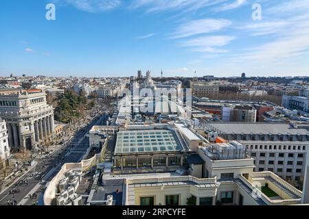 MADRID SPANIEN - 4. September 2023: Blick auf die Dächer von Madrid aus dem Kreis der bildenden Künste in Spanien an einem sonnigen Tag. Stockfoto