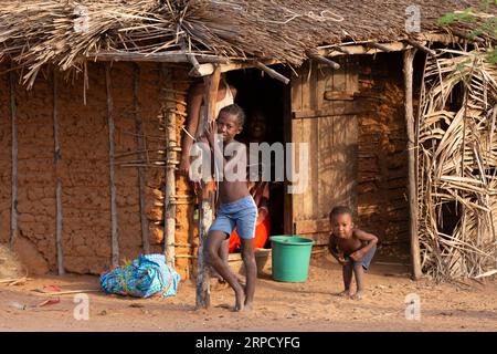 Kivalo, Madagaskar - 4. November 2022: Neugierige Kinder im heimischen Dorf Kivalo. Kivalo ist ein kleines Dorf mit Ökotourismus in Analamanga Stockfoto