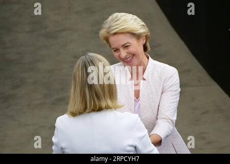 (190716) -- STRASSBURG (FRANKREICH), 16. Juli 2019 -- Ursula von der Leyen (R) wird von einem Mitglied des Europäischen Parlaments beglückwünscht, nachdem sie am 16. Juli 2019 zum nächsten Präsidenten der Europäischen Kommission am Sitz des Europäischen Parlaments in Straßburg (Frankreich) gewählt wurde. Die deutsche Ursula von der Leyen wurde am Dienstag mit knapper Mehrheit zur nächsten Präsidentin der Europäischen Kommission gewählt. FRANKREICH-STRASSBURG-EUROPÄISCHE KOMMISSION-VON DER LEYEN-DESIGNIERTER PRÄSIDENT ZHANGXCHENG PUBLICATIONXNOTXINXCHN Stockfoto