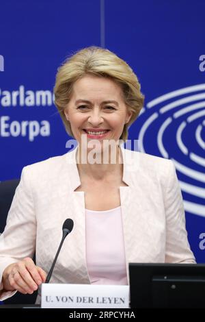 (190716) -- STRASSBURG (FRANKREICH), 16. Juli 2019 -- Ursula von der Leyen nimmt an einer Pressekonferenz Teil, nachdem sie am 16. Juli 2019 zum nächsten Präsidenten der Europäischen Kommission am Sitz des Europäischen Parlaments in Straßburg (Frankreich) gewählt wurde. Die deutsche Ursula von der Leyen wurde am Dienstag mit knapper Mehrheit zur nächsten Präsidentin der Europäischen Kommission gewählt. FRANKREICH-STRASSBURG-EUROPÄISCHE KOMMISSION-VON DER LEYEN-DESIGNIERTER PRÄSIDENT ZHANGXCHENG PUBLICATIONXNOTXINXCHN Stockfoto