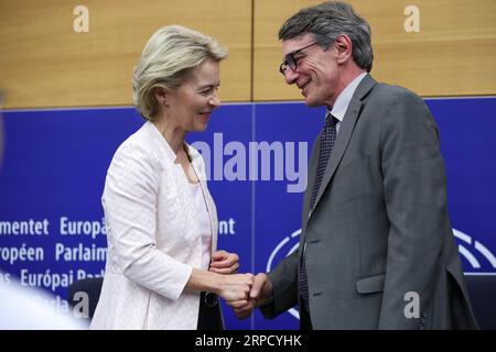 (190716) -- STRASSBURG (FRANKREICH), 16. Juli 2019 -- die designierte Präsidentin der Europäischen Kommission Ursula von der Leyen (L) gibt nach einer Pressekonferenz am 16. Juli 2019 im Sitz des Europäischen Parlaments in Straßburg (Frankreich) die Hand an den Präsidenten des Europäischen Parlaments David-Maria SASSOLI. Die deutsche Ursula von der Leyen wurde am Dienstag mit knapper Mehrheit zur nächsten Präsidentin der Europäischen Kommission gewählt. FRANKREICH-STRASSBURG-EUROPÄISCHE KOMMISSION-VON DER LEYEN-DESIGNIERTER PRÄSIDENT ZHANGXCHENG PUBLICATIONXNOTXINXCHN Stockfoto