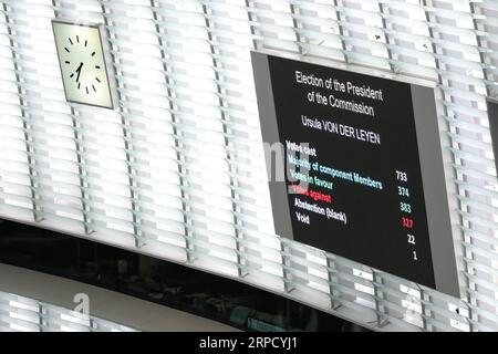 (190716) -- STRASSBURG (FRANKREICH), 16. Juli 2019 -- Foto vom 16. Juli 2019 zeigt das Abstimmungsergebnis der Nominierung von Ursula von der Leyen am Sitz des Europäischen Parlaments in Straßburg, Frankreich, 16. Juli 2019. Die deutsche Ursula von der Leyen wurde am Dienstag mit knapper Mehrheit zur nächsten Präsidentin der Europäischen Kommission gewählt. FRANKREICH-STRASSBURG-EUROPÄISCHE KOMMISSION-VON DER LEYEN-DESIGNIERTER PRÄSIDENT ZHANGXCHENG PUBLICATIONXNOTXINXCHN Stockfoto