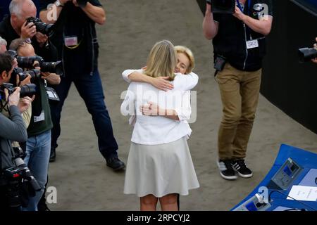 (190716) -- STRASSBURG (FRANKREICH), 16. Juli 2019 -- Ursula von der Leyen (Zentral-R) wird von einem Mitglied des Europäischen Parlaments beglückwünscht, nachdem sie am 16. Juli 2019 zum nächsten Präsidenten der Europäischen Kommission am Sitz des Europäischen Parlaments in Straßburg (Frankreich) gewählt wurde. Die deutsche Ursula von der Leyen wurde am Dienstag mit knapper Mehrheit zur nächsten Präsidentin der Europäischen Kommission gewählt. FRANKREICH-STRASSBURG-EUROPÄISCHE KOMMISSION-VON DER LEYEN-DESIGNIERTER PRÄSIDENT ZHANGXCHENG PUBLICATIONXNOTXINXCHN Stockfoto