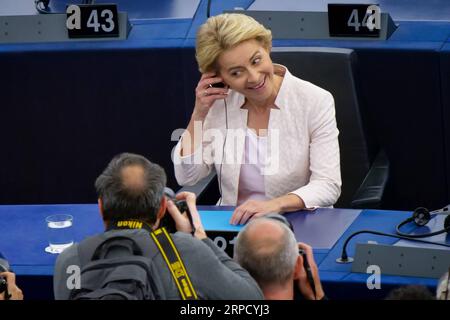 (190716) -- STRASSBURG (FRANKREICH), 16. Juli 2019 -- Ursula von der Leyen (R) reagiert, nachdem sie am 16. Juli 2019 zum nächsten Präsidenten der Europäischen Kommission am Sitz des Europäischen Parlaments in Straßburg (Frankreich) gewählt wurde. Die deutsche Ursula von der Leyen wurde am Dienstag mit knapper Mehrheit zur nächsten Präsidentin der Europäischen Kommission gewählt. FRANKREICH-STRASSBURG-EUROPÄISCHE KOMMISSION-VON DER LEYEN-DESIGNIERTER PRÄSIDENT ZHANGXCHENG PUBLICATIONXNOTXINXCHN Stockfoto