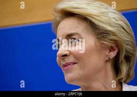 (190716) -- STRASSBURG (FRANKREICH), 16. Juli 2019 -- Ursula von der Leyen nimmt an einer Pressekonferenz Teil, nachdem sie am 16. Juli 2019 zum nächsten Präsidenten der Europäischen Kommission am Sitz des Europäischen Parlaments in Straßburg (Frankreich) gewählt wurde. Die deutsche Ursula von der Leyen wurde am Dienstag mit knapper Mehrheit zur nächsten Präsidentin der Europäischen Kommission gewählt. FRANKREICH-STRASSBURG-EUROPÄISCHE KOMMISSION-VON DER LEYEN-DESIGNIERTER PRÄSIDENT ZHANGXCHENG PUBLICATIONXNOTXINXCHN Stockfoto