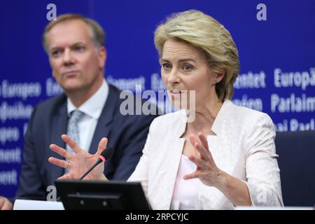 (190716) -- STRASSBURG (FRANKREICH), 16. Juli 2019 -- Ursula von der Leyen (Front) nimmt an einer Pressekonferenz Teil, nachdem sie am 16. Juli 2019 zum nächsten Präsidenten der Europäischen Kommission am Sitz des Europäischen Parlaments in Straßburg (Frankreich) gewählt wurde. Die deutsche Ursula von der Leyen wurde am Dienstag mit knapper Mehrheit zur nächsten Präsidentin der Europäischen Kommission gewählt. FRANKREICH-STRASSBURG-EUROPÄISCHE KOMMISSION-VON DER LEYEN-DESIGNIERTER PRÄSIDENT ZHANGXCHENG PUBLICATIONXNOTXINXCHN Stockfoto