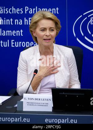 (190716) -- STRASSBURG (FRANKREICH), 16. Juli 2019 -- Ursula von der Leyen nimmt an einer Pressekonferenz Teil, nachdem sie am 16. Juli 2019 zum nächsten Präsidenten der Europäischen Kommission am Sitz des Europäischen Parlaments in Straßburg (Frankreich) gewählt wurde. Die deutsche Ursula von der Leyen wurde am Dienstag mit knapper Mehrheit zur nächsten Präsidentin der Europäischen Kommission gewählt. FRANKREICH-STRASSBURG-EUROPÄISCHE KOMMISSION-VON DER LEYEN-DESIGNIERTER PRÄSIDENT ZHANGXCHENG PUBLICATIONXNOTXINXCHN Stockfoto