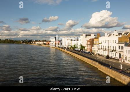 Farbenfrohe Wohnanlage mit Blick auf die Themse auf der Terrasse, Barnes, London, SW13, England, GROSSBRITANNIEN Stockfoto