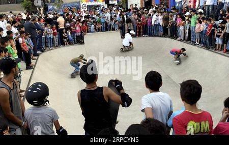 (190717) -- DAMASKUS, 17. Juli 2019 -- Young People Skateboard während der Eröffnung des ersten Skateparks in Damaskus, Syrien, 15. Juli 2019. Der Skatepark wurde von SOS-Kinderdörfern in Syrien, der Deutschen Skate Aid Foundation und Wonders Around the World, einer internationalen und unabhängigen gemeinnützigen Organisation, mitgebaut. Der Park, der am Montag offiziell eröffnet wurde, wurde in 26 Tagen in einem verlassenen Raum in der Nähe eines Wohngebietes fertiggestellt, in dem in den ersten Jahren des achtjährigen Krieges in Syrien einige Rebellionen stattfanden. ZUM Feature: Der erste Skatepark fügt Syrien eine neue Dimension hinzu Stockfoto