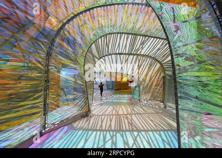 (190717) -- LOS ANGELES, 17. Juli 2019 -- A Tourist Walks in the Serpentine Pavilion at La Brea Tar Pits in Los Angeles, USA, 16. Juli 2019. Der Serpentine Pavilion, Regenbogentunnel mit immersiver, temporärer Struktur, in der Kunst und Wissenschaft zusammentreffen, ist vom 28. Juni bis 24. November 2019 für die Öffentlichkeit zugänglich. ) U.S.-LOS ANGELES-SERPENTINE PAVILION LixYing PUBLICATIONxNOTxINxCHN Stockfoto