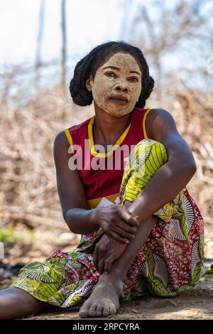 Belo Sur Tsiribihina, Madagaskar - November 4. 2022: Madagassische Frau vor ihrer Hütte mit einem traditionell gemalten Gesicht. Madagassische Frauen malen ihre Stockfoto